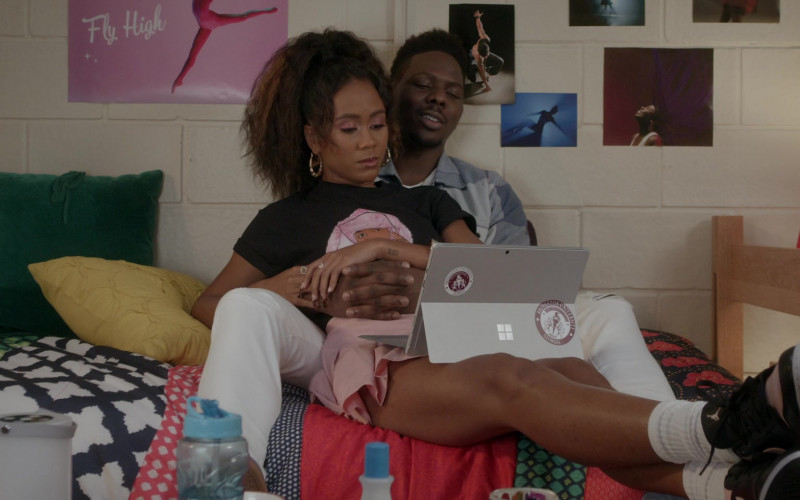 Microsoft Surface Tablet in All American Homecoming S01E06 Family Affair (1)