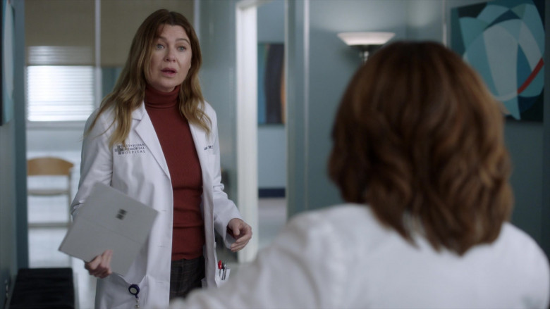 Microsoft Surface Tablets in Grey's Anatomy S18E10 Living in a House Divided (1)