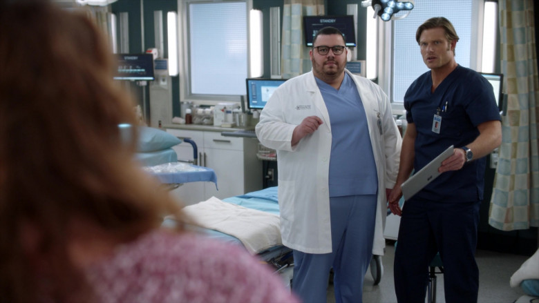 Microsoft Surface Tablets in Grey's Anatomy S18E10 Living in a House Divided (4)