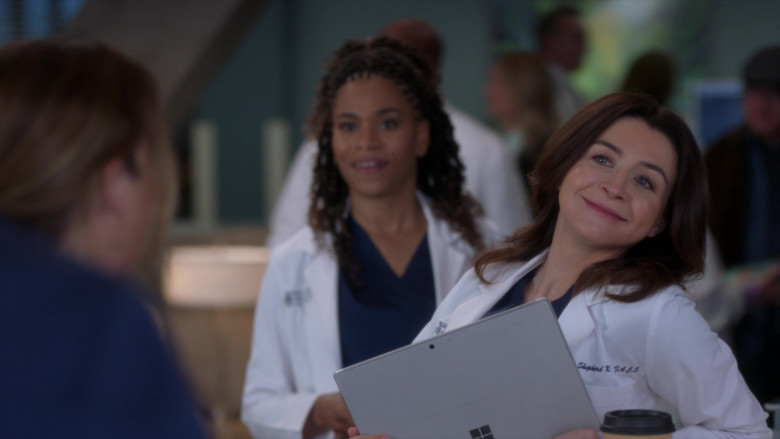 Microsoft Surface Tablets in Grey's Anatomy S18E10 Living in a House Divided (5)