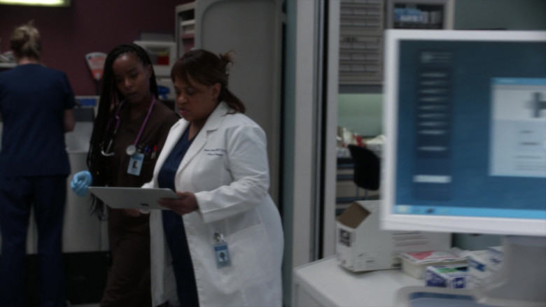Microsoft Surface Tablets in Grey's Anatomy S18E13 Put the Squeeze on Me (1)