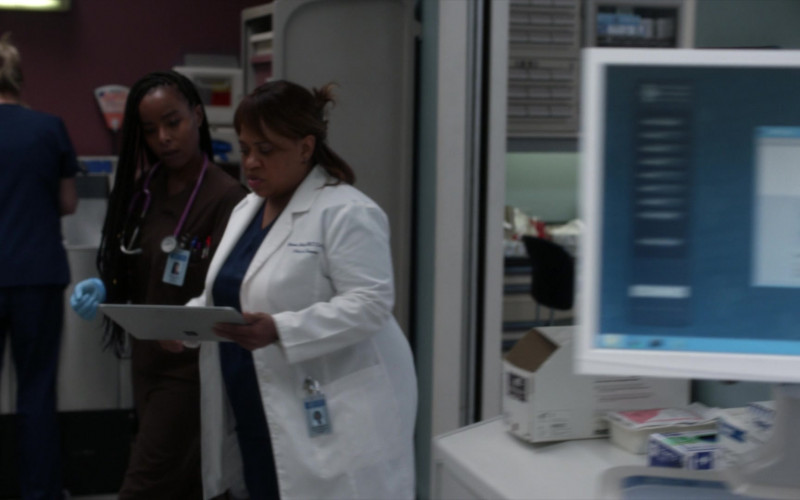 Microsoft Surface Tablets in Grey’s Anatomy S18E13 Put the Squeeze on Me (1)