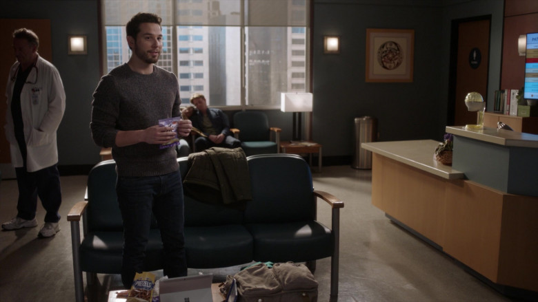 Microsoft Surface Tablets in Grey's Anatomy S18E13 Put the Squeeze on Me (2)