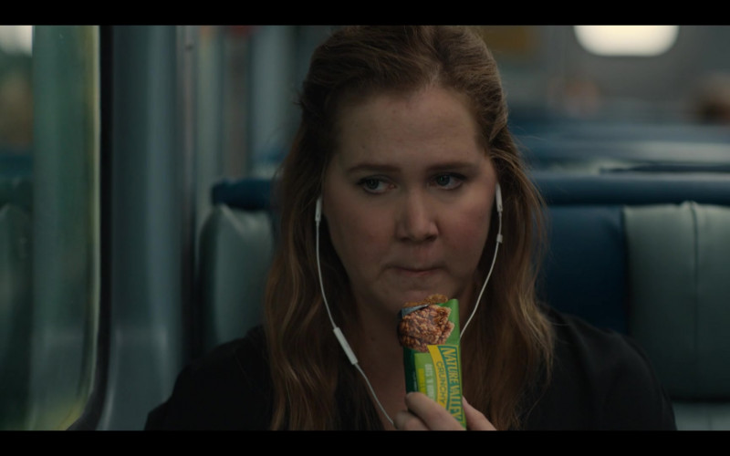 Nature Valley Oats ‘n Honey Crunchy Granola Bars Enjoyed by Amy Schumer as Beth in Life & Beth S01E02 We’re Grieving (1)