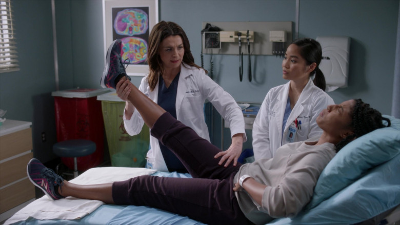 New Balance Women's Sneakers in Grey's Anatomy S18E10 Living in a House Divided (2022)