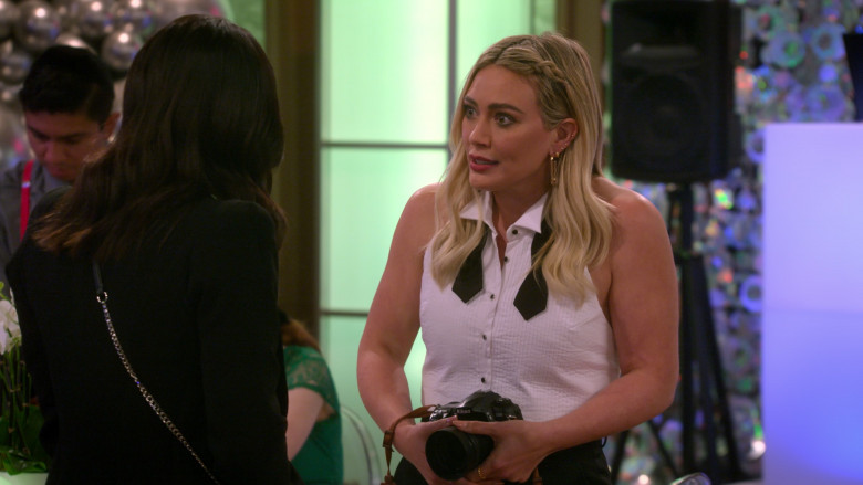 Nikon Camera Held by Hilary Duff as Sophie in How I Met Your Father S01E08 The Perfect Shot (2022)