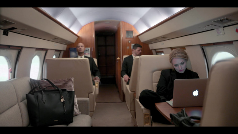Nine West Women's Bag and Apple MacBook Laptop of Amanda Seyfried as Elizabeth Holmes in The Dropout S01E07 Heroes