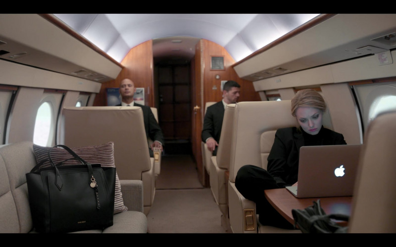 Nine West Women’s Bag and Apple MacBook Laptop of Amanda Seyfried as Elizabeth Holmes in The Dropout S01E07 Heroes