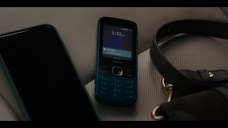 Nokia Mobile Phone in Pieces of Her S01E08 (1)