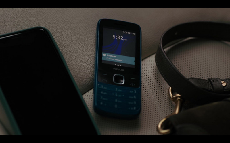 Nokia Mobile Phone in Pieces of Her S01E08 (1)
