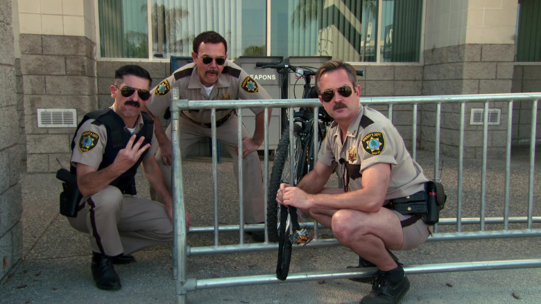 Ray-Ban Men's Sunglasses Worn by Actor Thomas Lennon as Lieutenant Jim Dangle in Reno 911! S08E11 The Hills Have Owls (1)