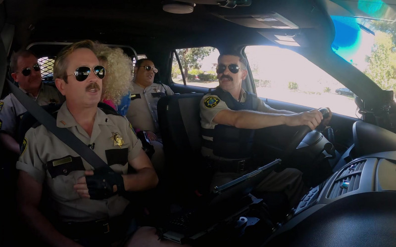 Ray-Ban Men's Sunglasses of Thomas Lennon as Lieutenant Jim Dangle in Reno 911! S08E02 Bad Lieutenant Woman (2022)