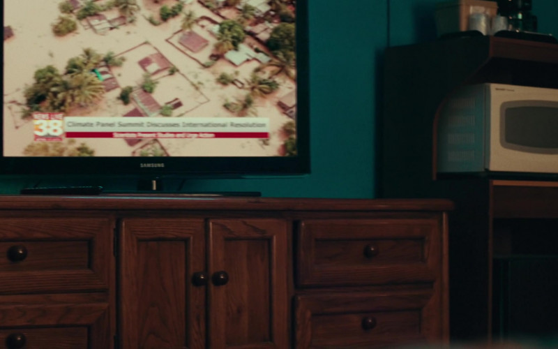 Samsung TV in The Last Days of Ptolemy Grey S01E02 The Good Daughter (2022)