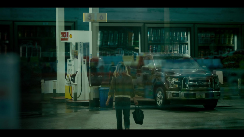 Shell Gas Station in Pieces of Her S01E02 (2022)