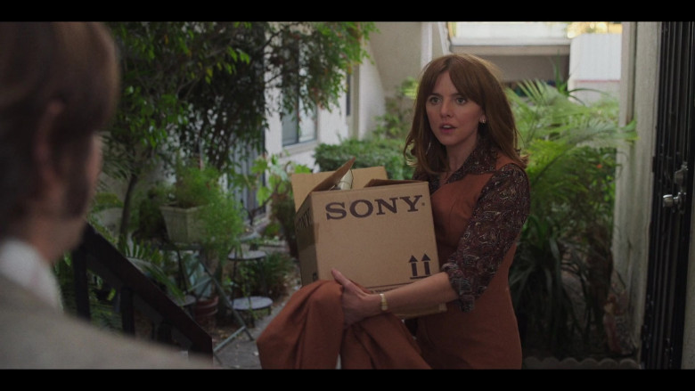 Sony Box Held by Ophelia Lovibond as Joyce in Minx S01E01 Pilot (2022)
