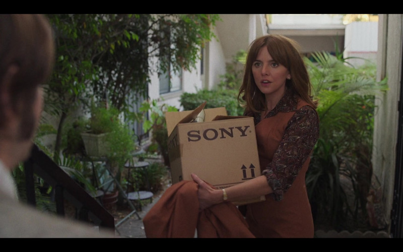 Sony Box Held by Ophelia Lovibond as Joyce in Minx S01E01 Pilot (2022)