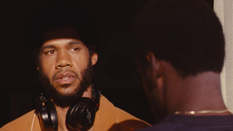 Sony Headphones of Solomon Hughes as Kareem Abdul-Jabbar in Winning Time The Rise of the Lakers Dynasty S01E04