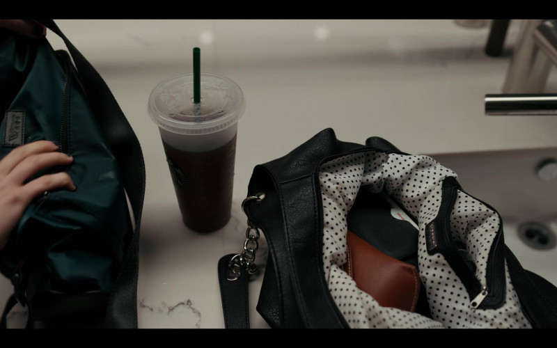 Starbucks Drink in Pieces of Her S01E03 (2022)