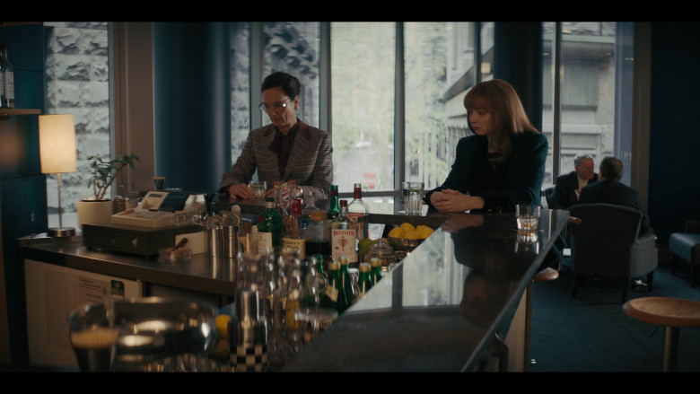 Tanqueray Gin, Maker's Mark Bourbon Whisky, Beefeater Gin and Smirnoff Vodka in Pieces of Her S01E08 (2022)