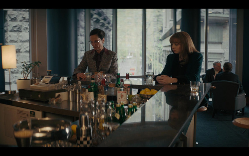 Tanqueray Gin, Maker’s Mark Bourbon Whisky, Beefeater Gin and Smirnoff Vodka in Pieces of Her S01E08 (2022)
