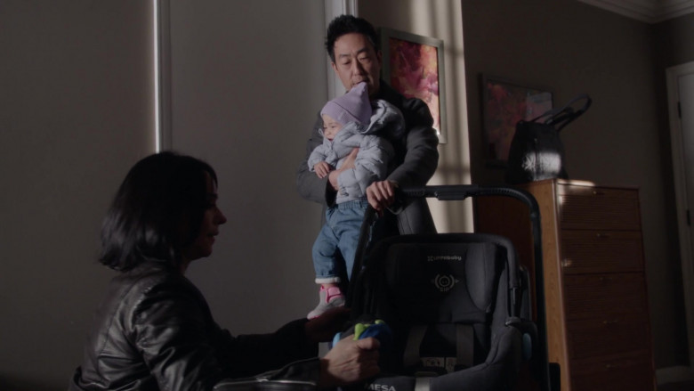 UPPAbaby MESA Infant Car Seat and Stroller in 9-1-1 S05E12 Boston (2)