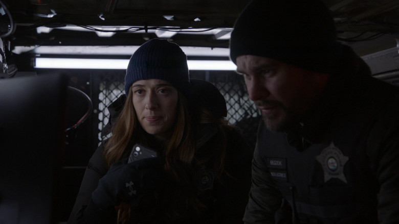 Under Armour Gloves of Marina Squerciati as Kim Burgess in Chicago P.D. S09E14 Blood Relation (2)
