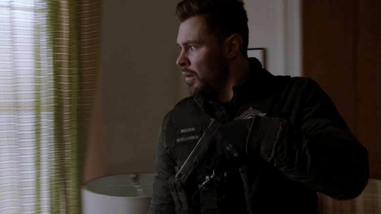 Under Armour Gloves of Patrick John Flueger as Adam Ruzek in Chicago P.D. S09E14 Blood Relation (2022)