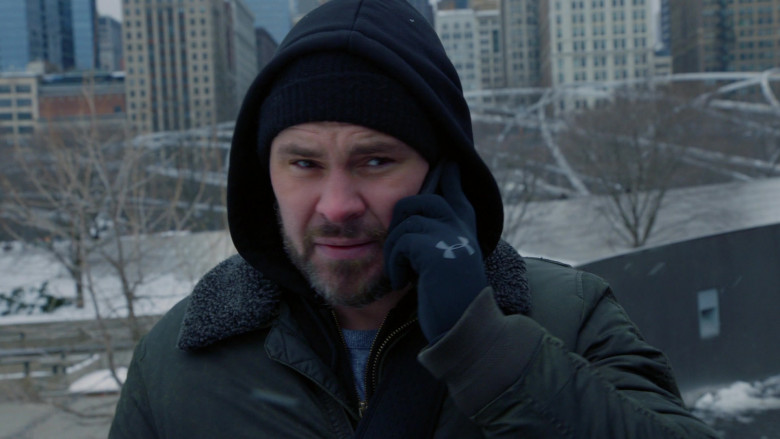 Under Armour Gloves of Patrick John Flueger as Adam Ruzek in Chicago P.D. S09E15 Gone (1)