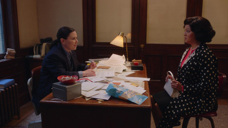 Wise Potato Chips of Alex Borstein as Susie Myerson in The Marvelous Mrs. Maisel S04E05 How to Chew Quietly and Influence People (1)