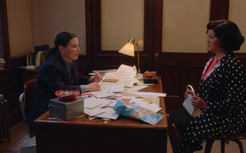 Wise Potato Chips of Alex Borstein as Susie Myerson in The Marvelous Mrs. Maisel S04E05 How to Chew Quietly and Influence People (1)