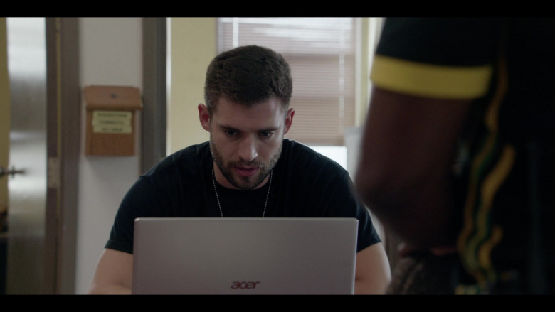 Acer Laptop in We Own This City S01E01 Part One (1)