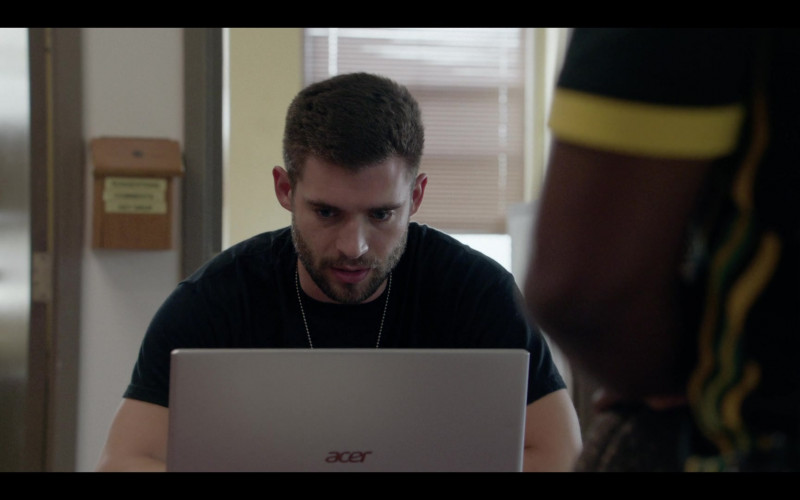 Acer Laptop in We Own This City S01E01 Part One (1)