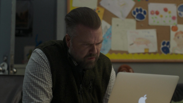 Apple MacBook Air Laptop in New Amsterdam S04E17 Unfinished Business (2)