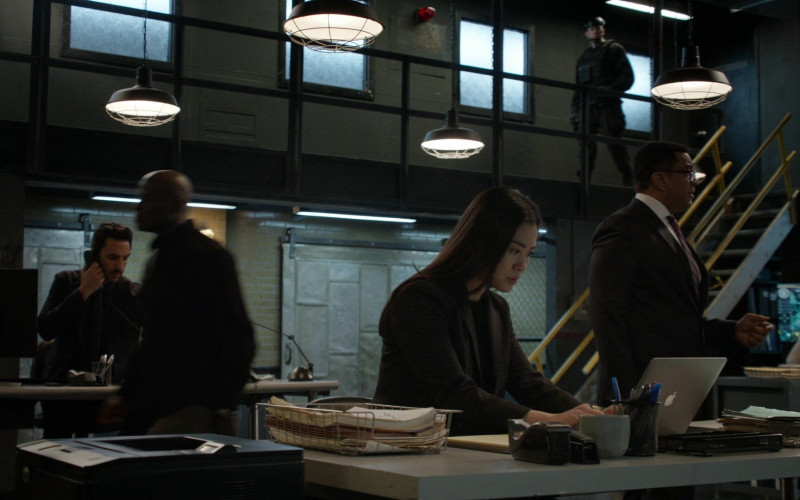 Apple MacBook Laptop Computers Used by Cast Members in The Blacklist S09E14 Eva Mason (1)