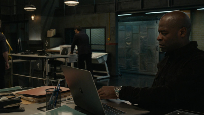 Apple MacBook Laptop Computers Used by Cast Members in The Blacklist S09E14 Eva Mason (2)