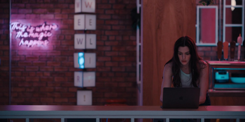 Apple MacBook Laptop Used by Anne Hathaway as Rebekah Neumann in WeCrashed S01E07 The Power of We (2022)