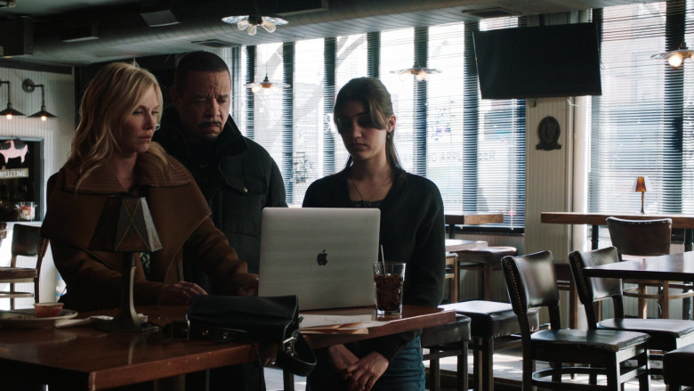 Apple MacBook Laptop Used by Kelli Giddish as Amanda Rollins in Law & Order Special Victims Unit S23E186 Eighteen Wheels a Predator (3)