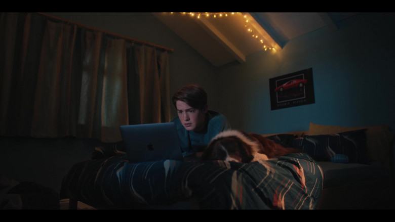 Apple MacBook Laptop Used by Kit Connor as Nick Nelson in Heartstopper S01E06 Girls (2022)