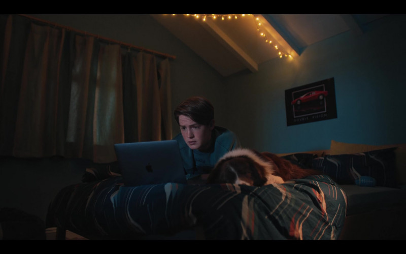 Apple MacBook Laptop Used by Kit Connor as Nick Nelson in Heartstopper S01E06 Girls (2022)