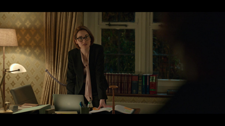 Apple MacBook Laptop in Anatomy of a Scandal S01E03 (2022)