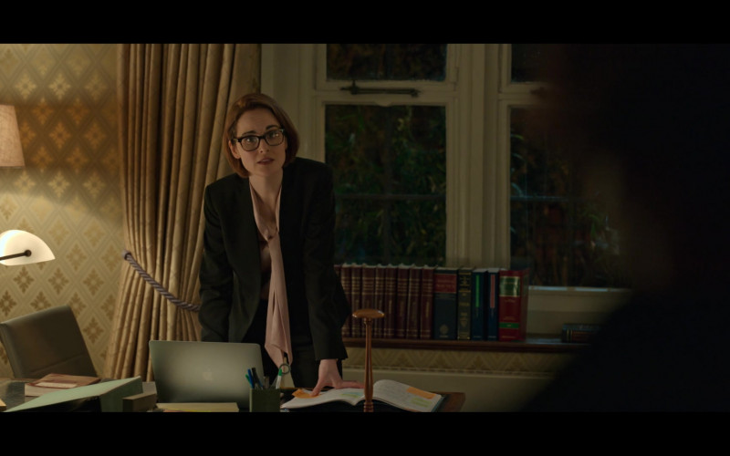 Apple MacBook Laptop in Anatomy of a Scandal S01E03 (2022)