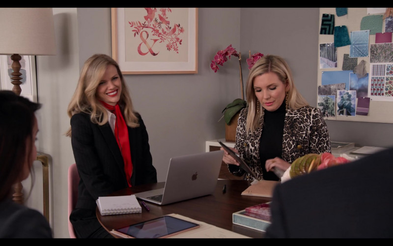 Apple MacBook Laptop in Grace and Frankie S07E06 The Wire (2022)