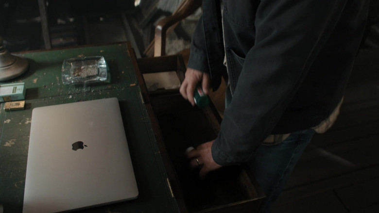 Apple MacBook Laptop in Shining Vale S01E08 Chapter Eight – We Are Phelps (2)