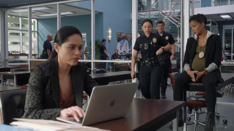 Apple MacBook Laptop in The Rookie S04E18 Backstabbers (1)