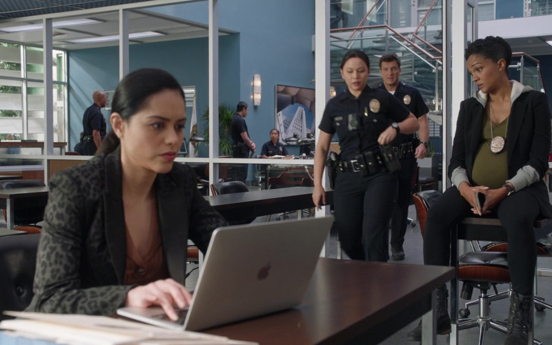 Apple MacBook Laptop in The Rookie S04E18 Backstabbers (1)
