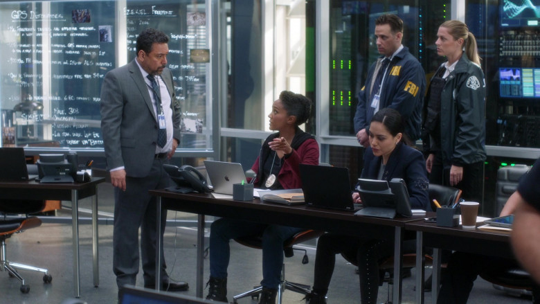 Apple MacBook Laptop in The Rookie S04E19 Simone (2)