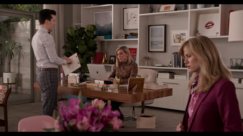 Apple MacBook Laptop of June Diane Raphael as Brianna Hanson in Grace and Frankie S07E01 The Roomies (2021)