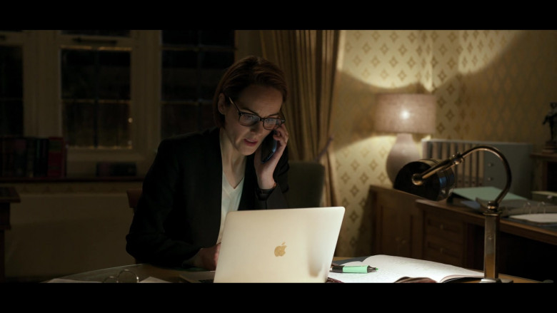 Apple MacBook Laptop of Michelle Dockery as Kate Woodcroft in Anatomy of a Scandal S01E05 (2022)