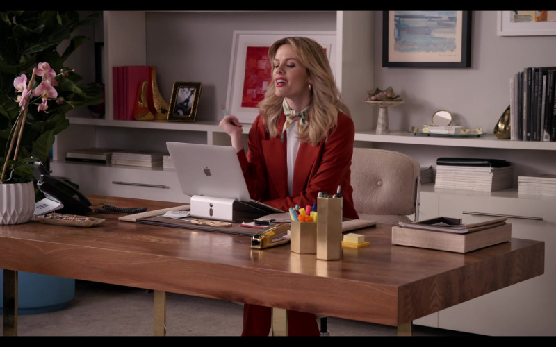 Apple MacBook Laptops in Grace and Frankie S07E02 The Arraignment (1)