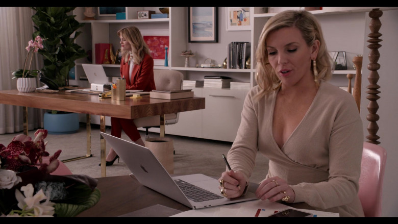 Apple MacBook Laptops in Grace and Frankie S07E02 The Arraignment (2)